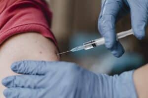 medecin portant gants donnant enfant vaccin 23 2148801370