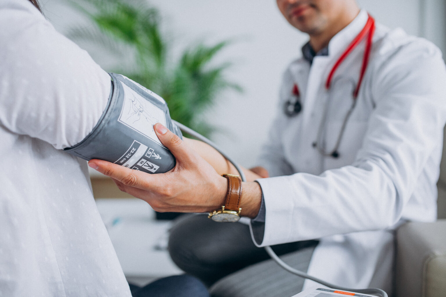 Mutuelle santé : trois critères pour bien choisir ! young male psysician with patient measuring blood pressure