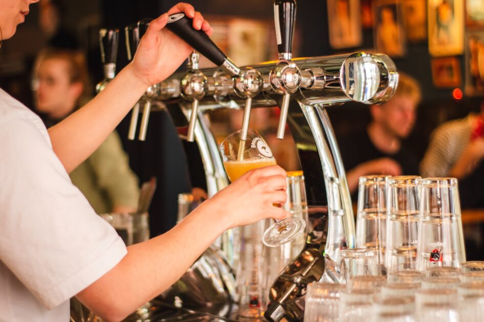 Bons plans : où trouver les bières les moins chères de Nice ? louis hansel WCm4dFvZnMM unsplash