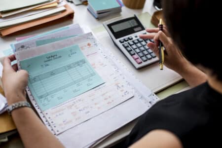 femme asiatique travaillant dans la paperasse