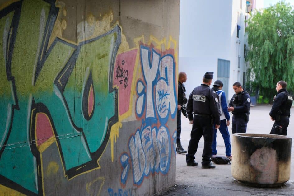 Dealers et sans-papiers : opération coup de poing à Nice, une vingtaine d’arrestations FmSX5KZWYAAenL3