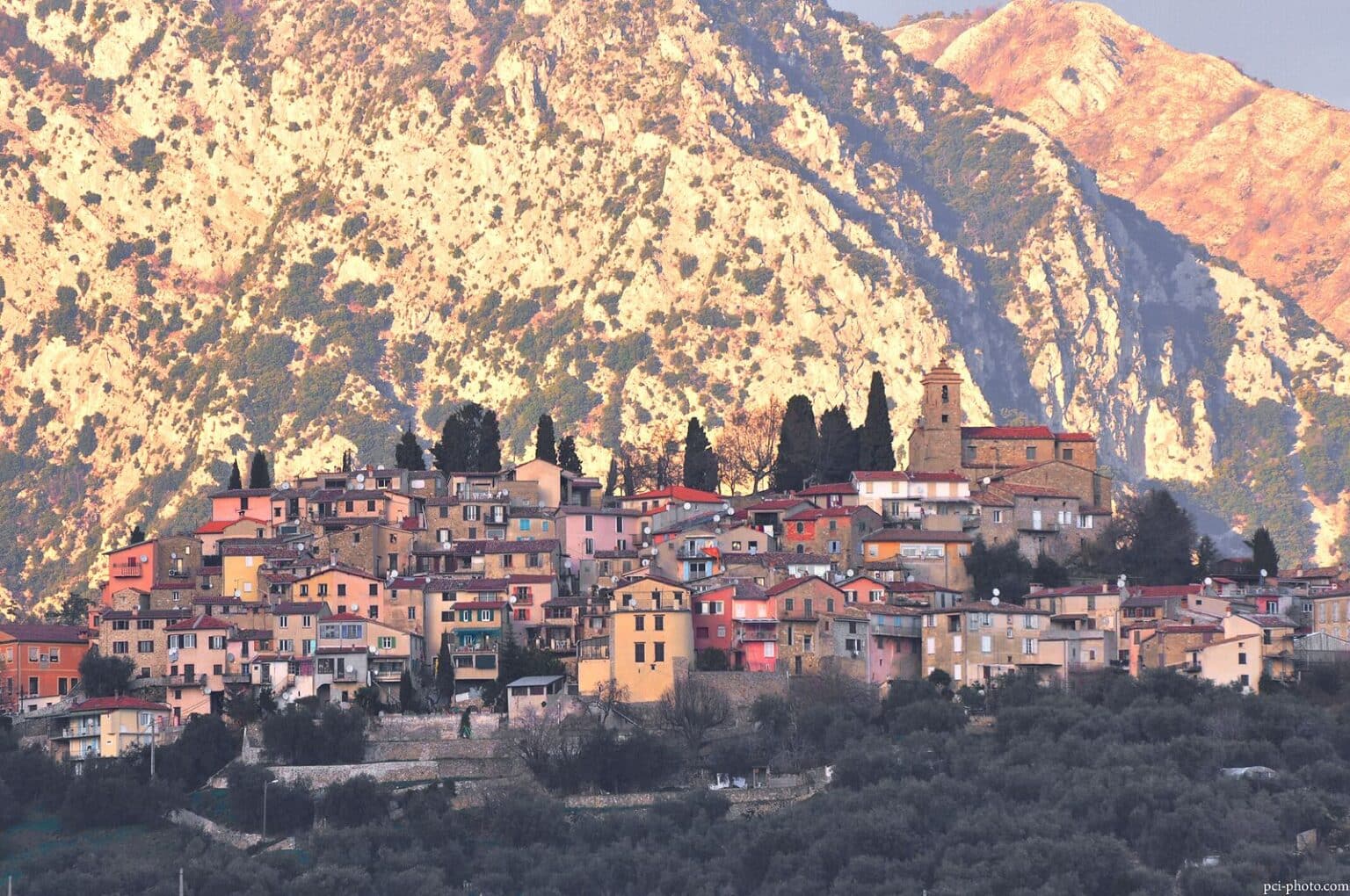 Côte d’Azur : Coaraze, village des artistes… et de l’astre solaire coaraze