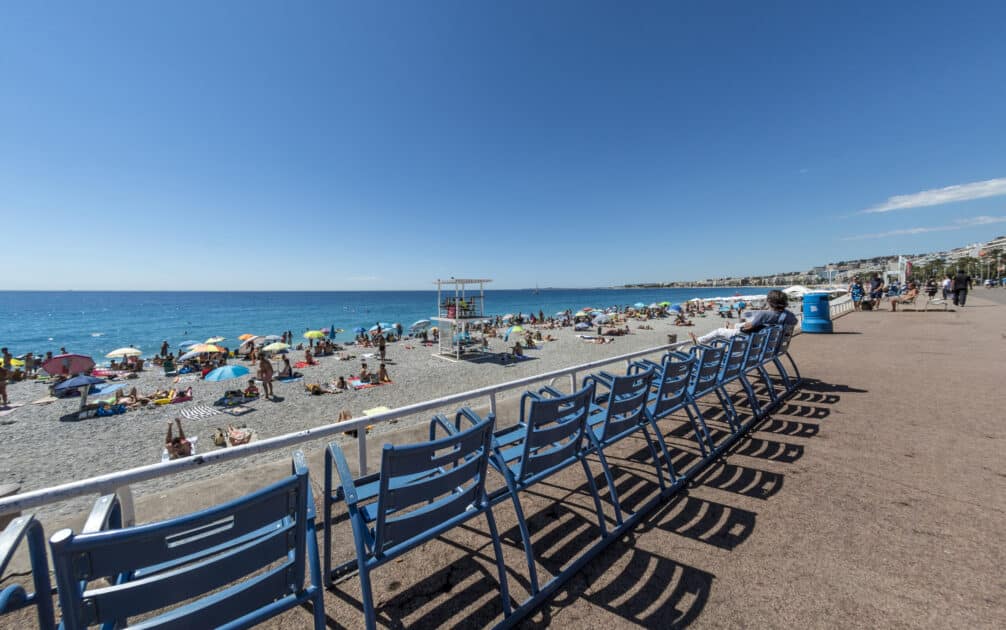 Nice plage chaises bleues