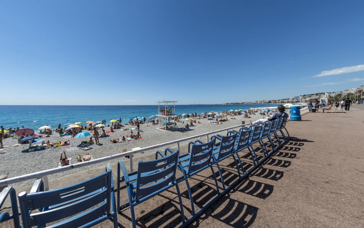 Nice plage chaises bleues