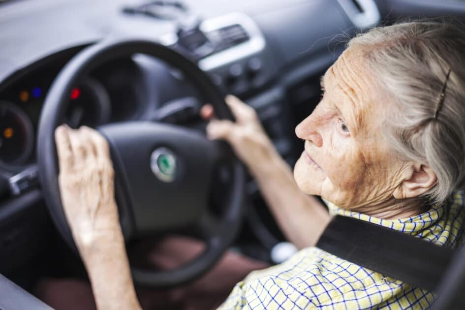 personne âgée volant conduite voiture senior