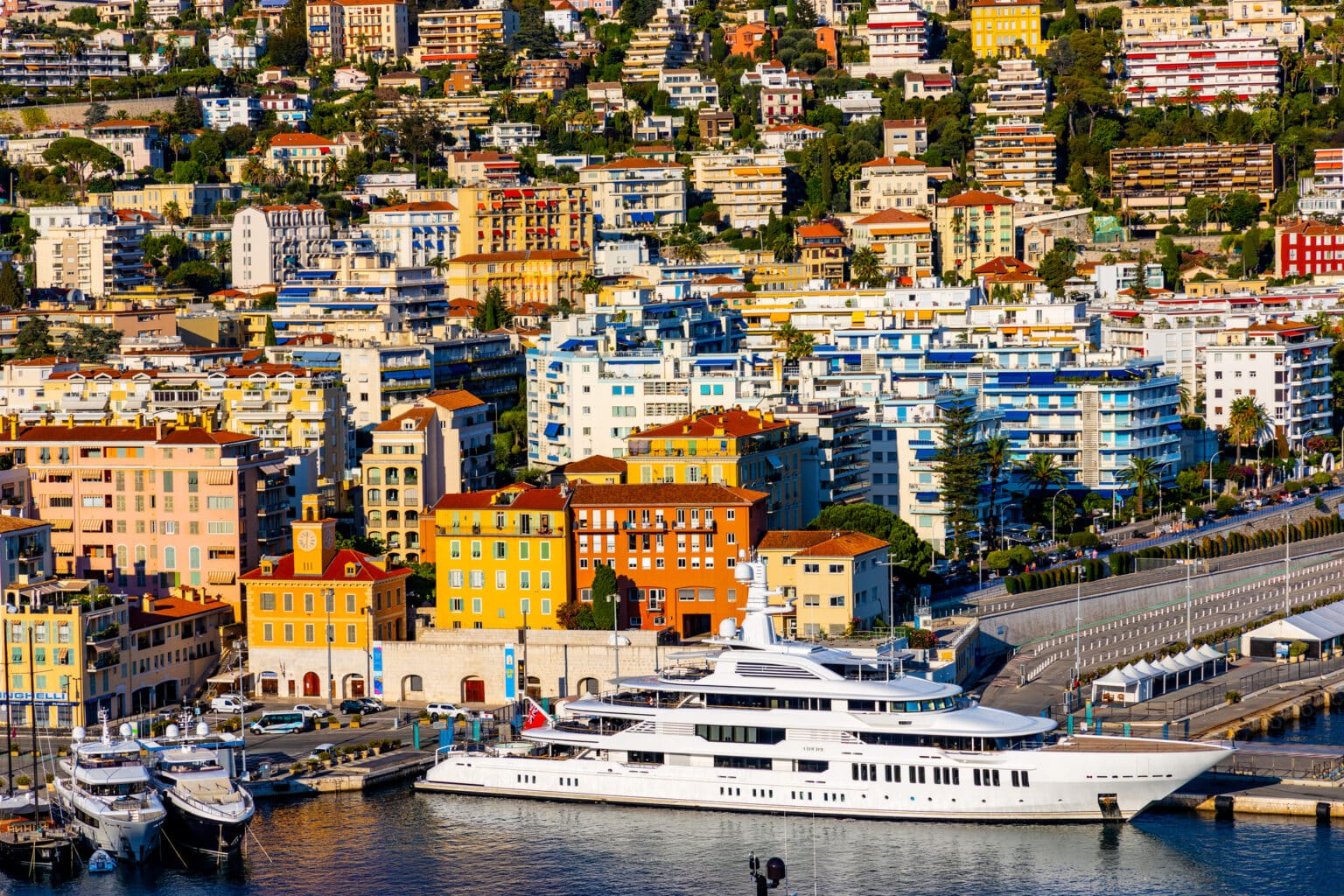 Côte d’Azur : les prix de l’immobilier reculent dans les grandes villes, comment se place Nice ? Nice port immeubles immobilier