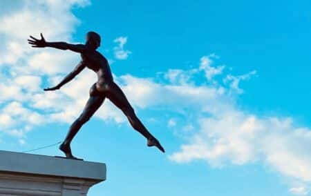 statue