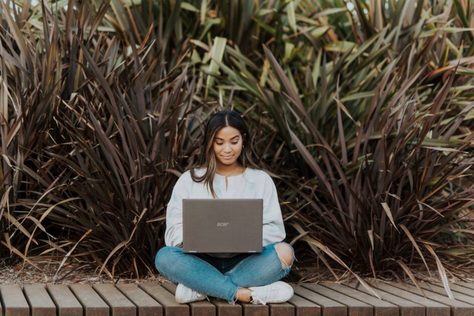 Trouver un job étudiant à la rentrée : conseils et astuces pour réussir windows VMPhyAoVqqk unsplash