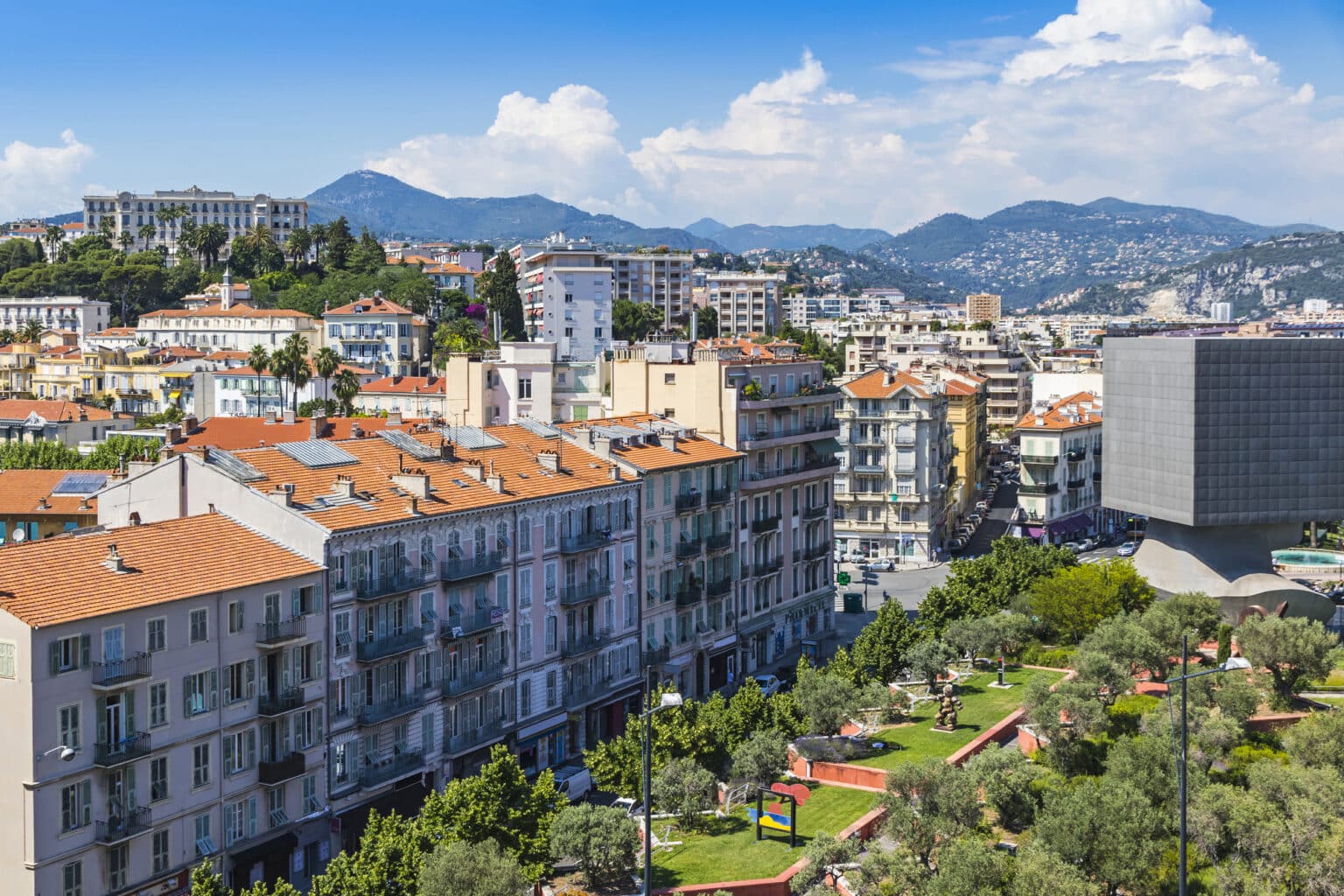 Immobilier : cadre de vie, rayonnement international… Pourquoi investir à Nice ? immo immeuble Nice