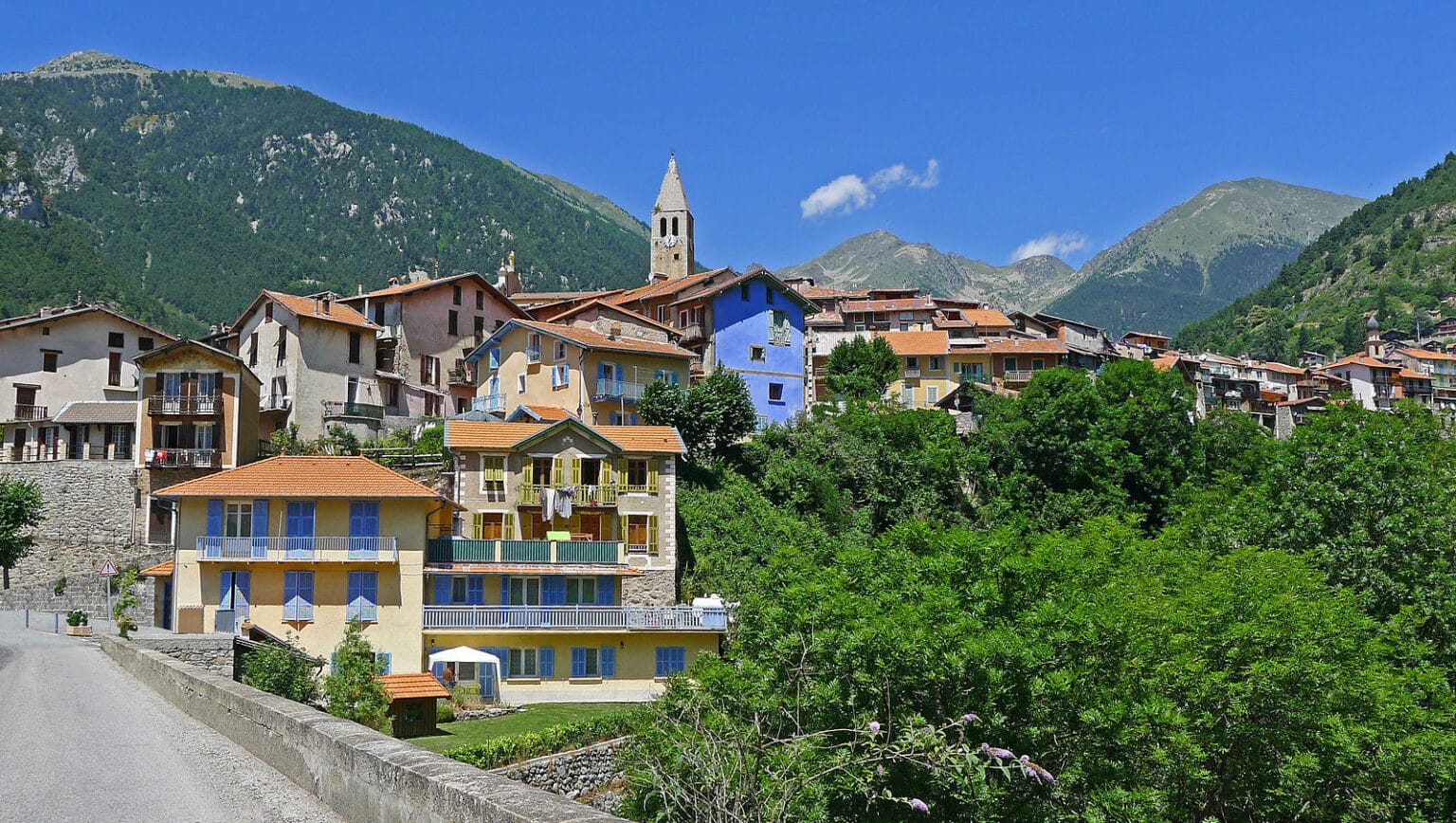 Vue du village de Saint Martin Vesubie en venant de la vallee du Var