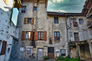 dilapidated 8315563 1920