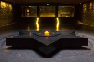 1599px Crypte au Memorial de la Shoah Paris