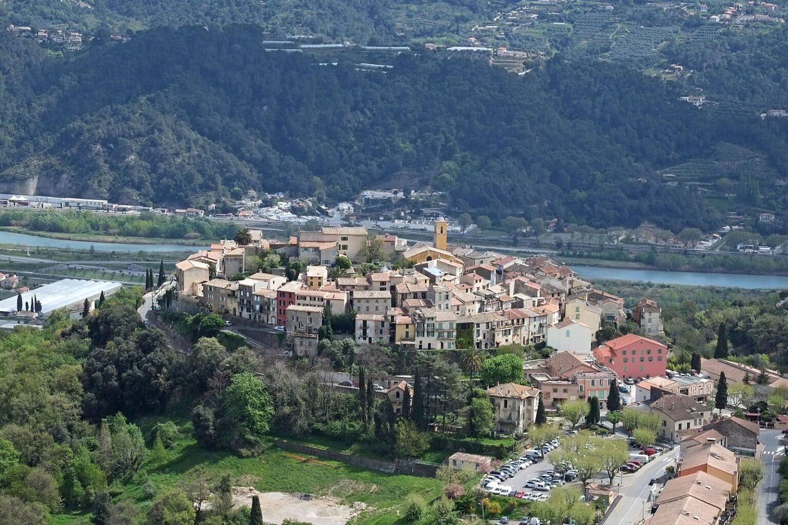 1599px Vue du village de Gattieres depuis la vieille route de Carros