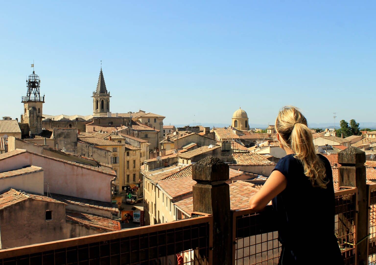 Carpentras vue toits porte orange alex dang