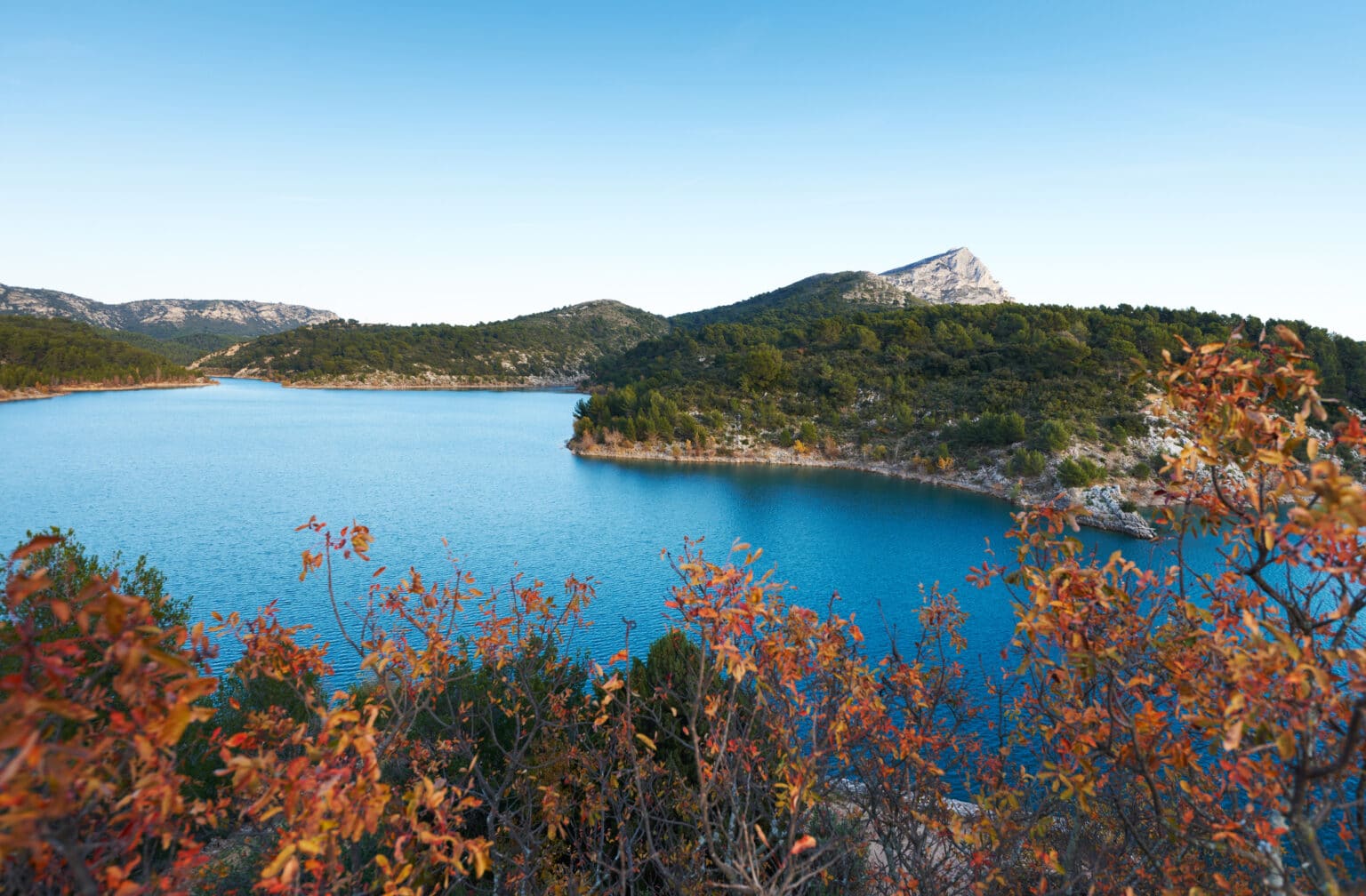Provence-Alpes-Côte d’Azur : pas loin de Marseille, partez voir ce très beau lac ! Depositphotos 40149933 L