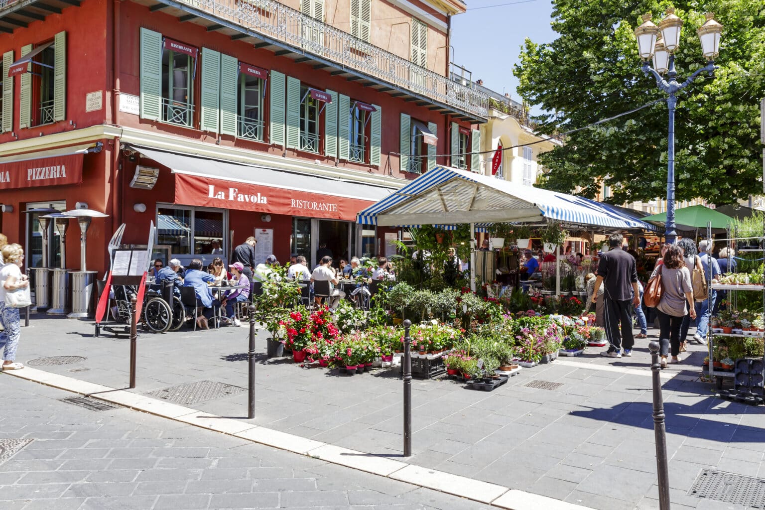 À Nice, « les habitants sont les plus généreux de France », d’après une nouvelle étude ! Nice cours Saleya bar restaurant