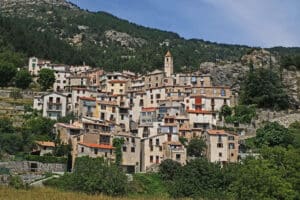 Vue de Toudon depuis le bas du village