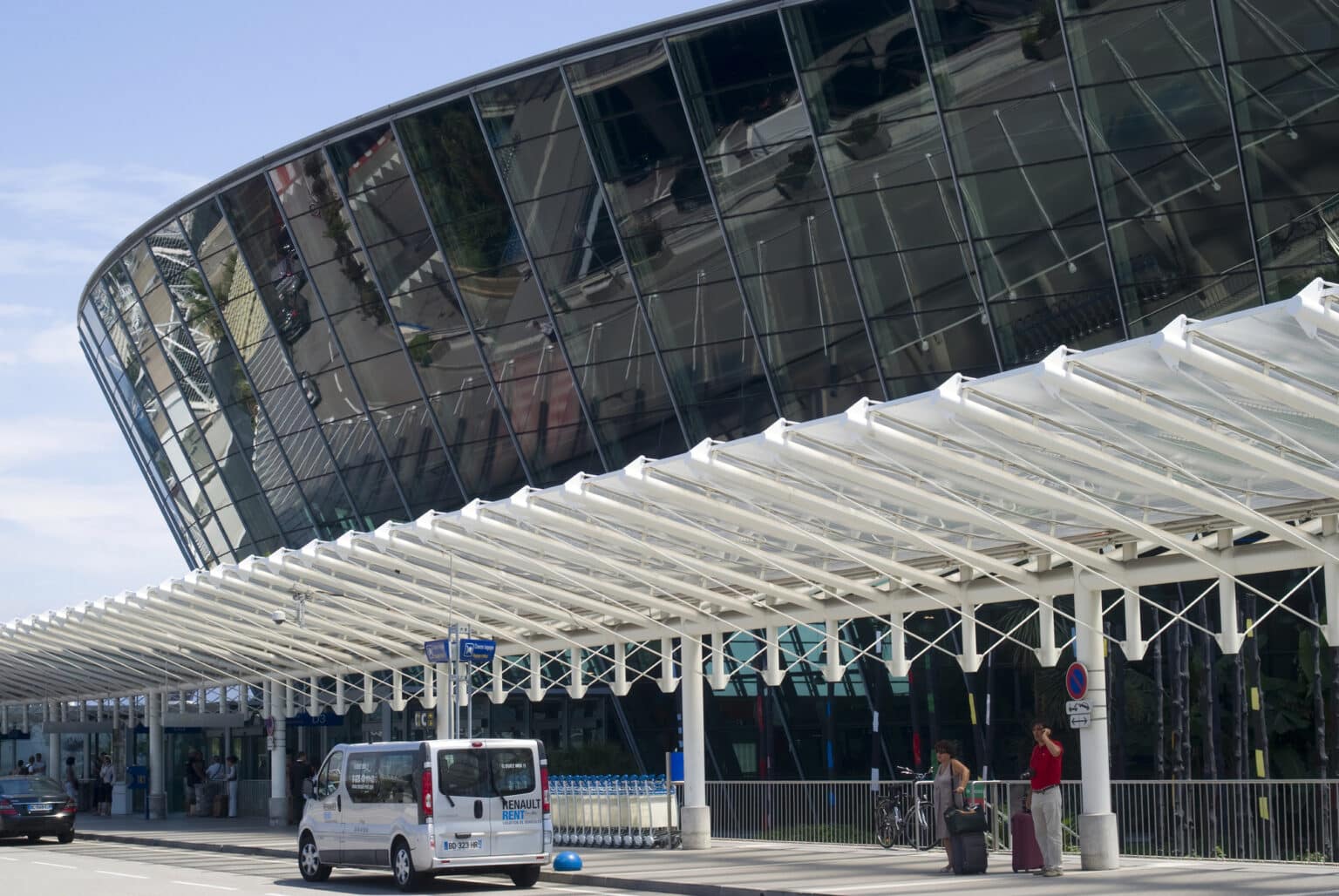 Des parkings hors de prix ? Cette nouvelle étude épingle l’aéroport de Nice pour ses tarifs de stationnement (mais il y a une astuce pour payer moins cher) aéroport de nice