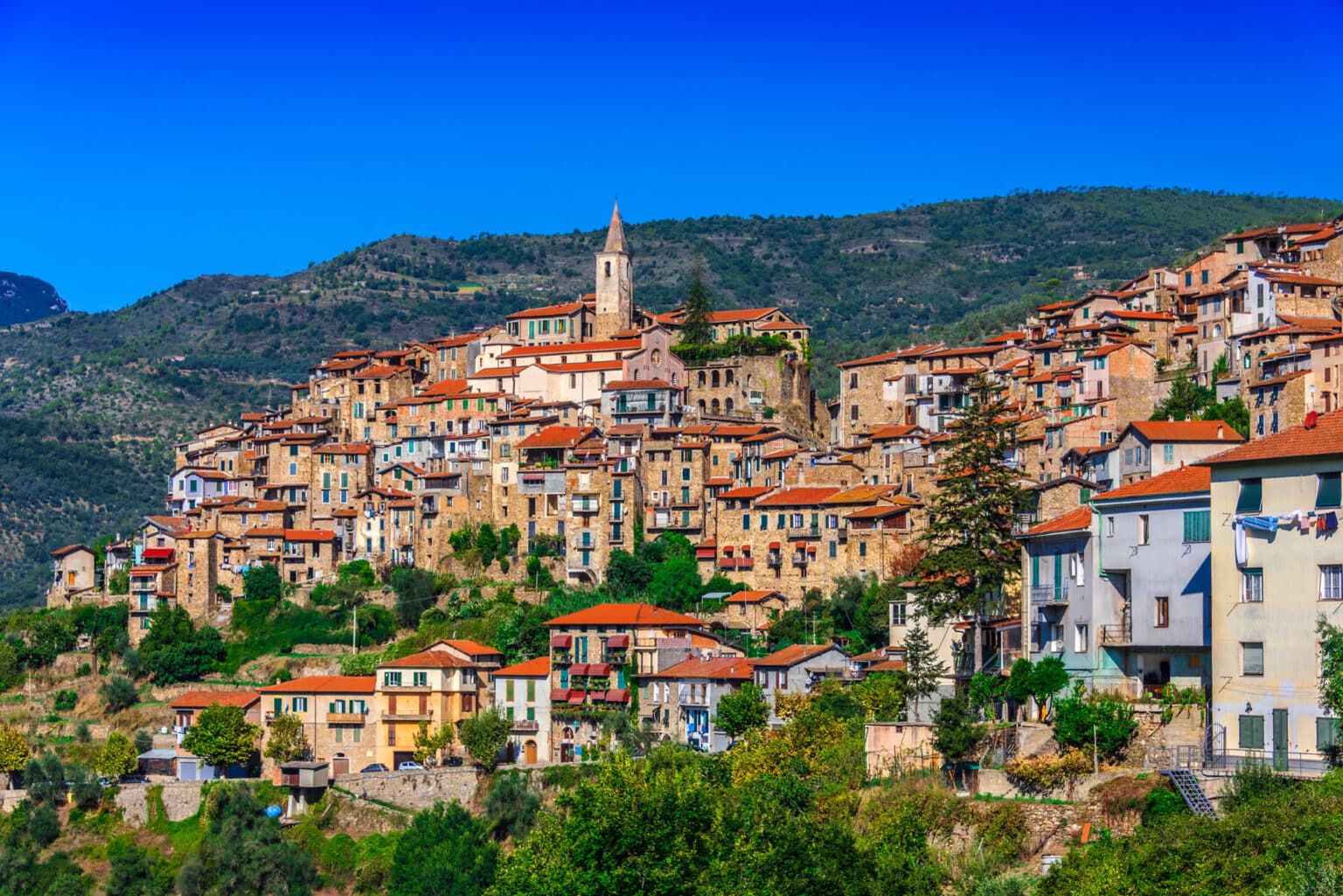 Balade : à 1h de Nice, allez vite découvrir le splendide village italien d’Apricale (photos) Apricale Italie