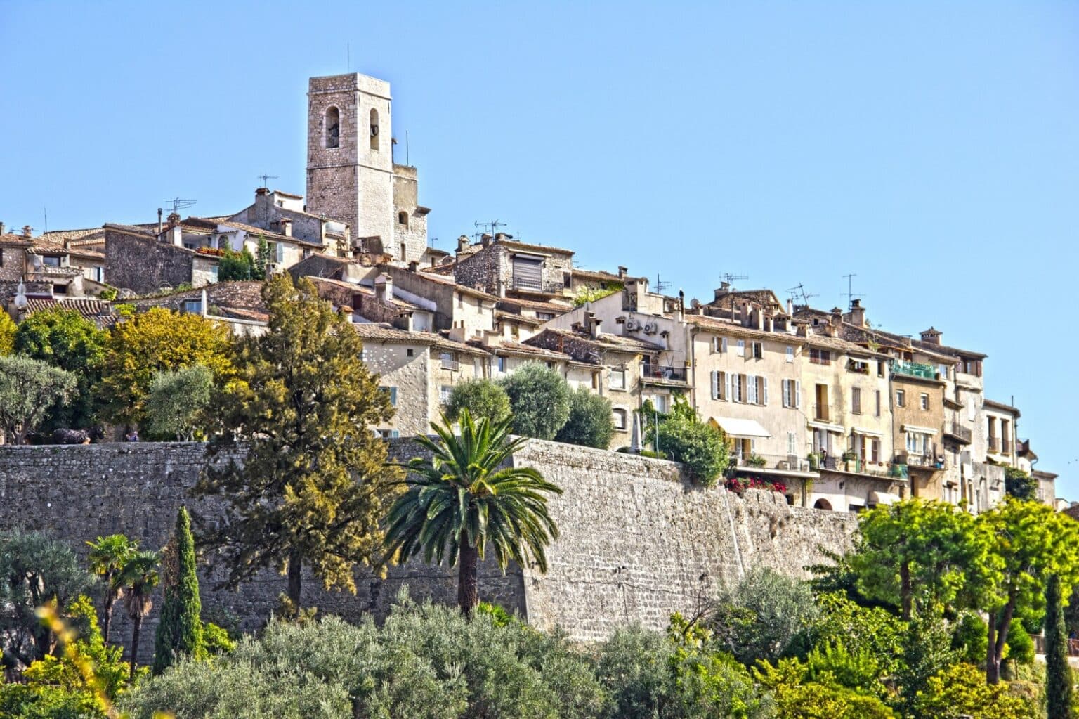Près de Nice : Jacquemus débarque très bientôt avec un défilé dans cette commune de rêve saint-paul-de-vence nice