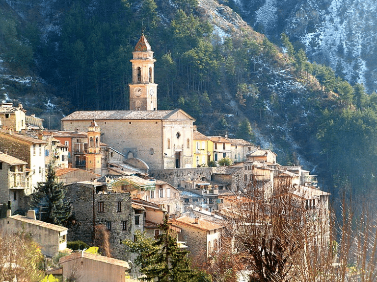 Pays de Nice : remparts, chapelles… A la découverte de Lucéram, la splendide cité des crèches Luceram