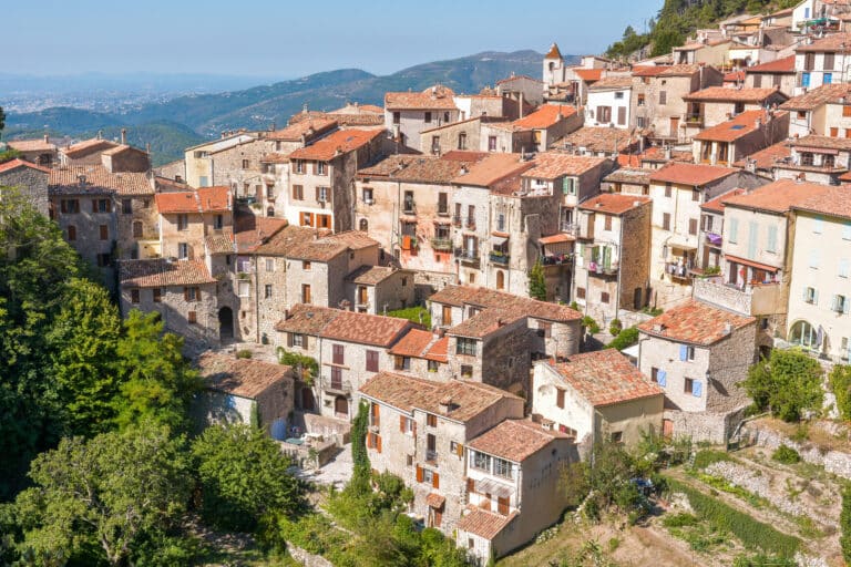 Près de Nice. Ce village perché à flanc de montagne est l’un des plus beaux des Alpes-Maritimes peille nice