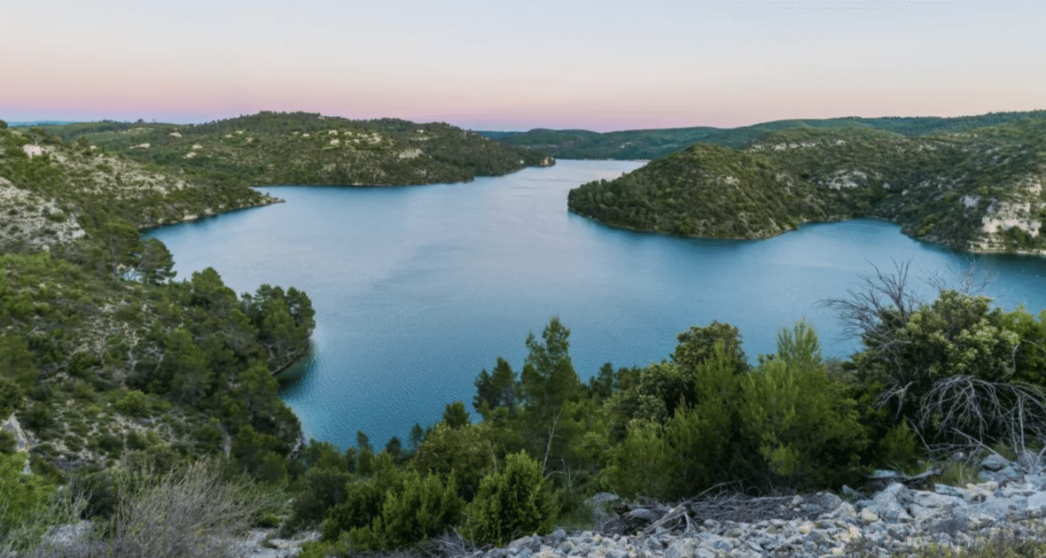 Provence-Alpes-Côte d’Azur : découvrez ce beau lac, non loin de celui de Sainte-Croix ! Capture decran 2024 03 15 a 21.03.17