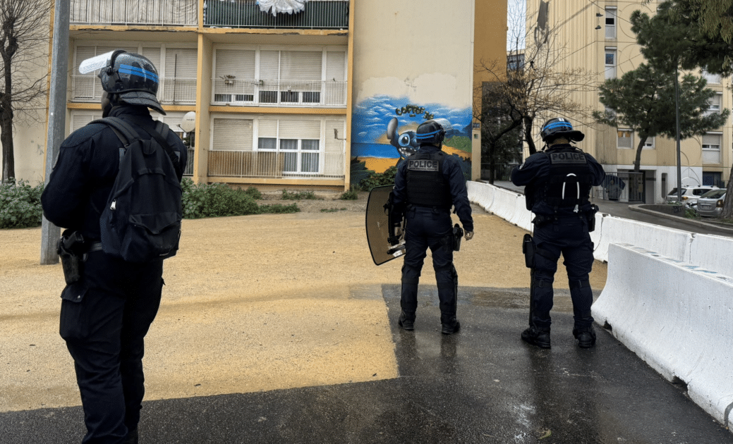 Policiers dans le quartier des Moulins