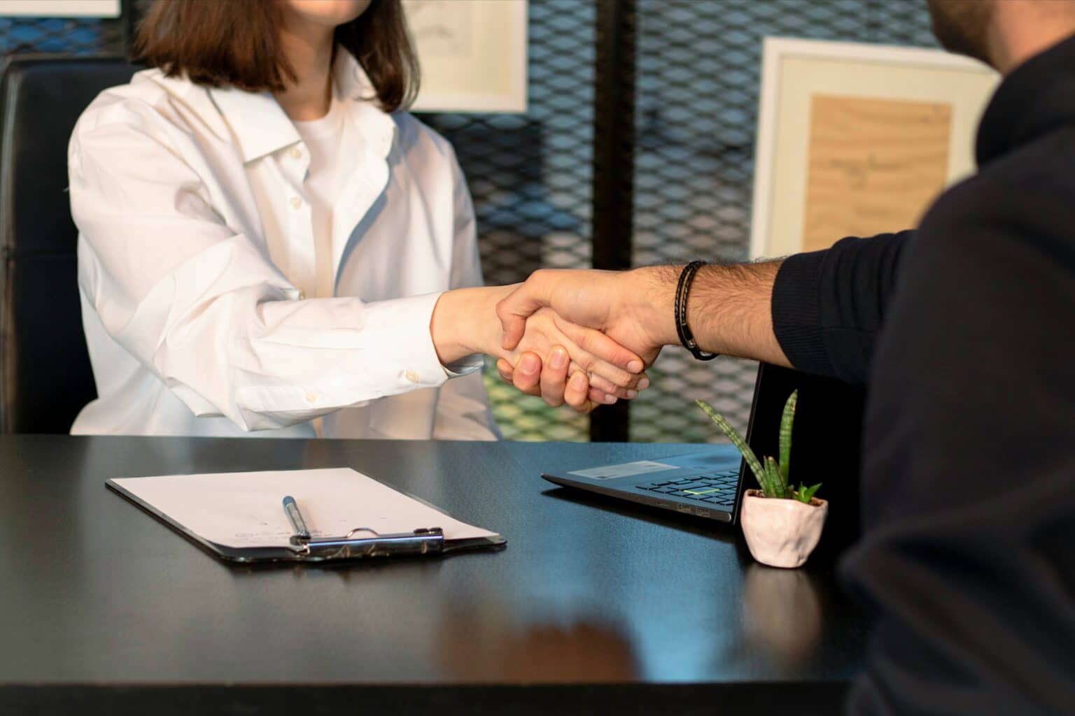 Quel est le coût d’un cabinet de recrutement industriel ? On vous dit tout mina rad qFSQFSmfZkA unsplash