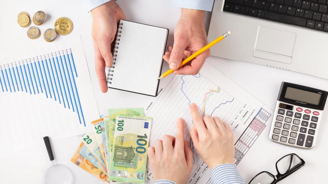 vue dessus gens discutant manieres finances