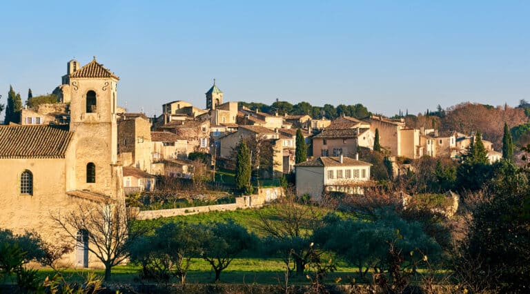 Provence-Alpes-Côte d’Azur : à la découverte de Lourmarin, l’un des plus beaux villages perchés de France Depositphotos 145758893 XL