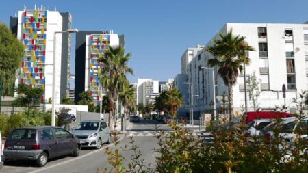 vue generale de la grande rue des Moulins à Nice en été