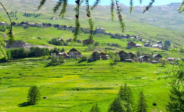 Le plus haut village d’Europe est en Provence-Alpes-Côte d’Azur. On vous le présente ! saint véran provence-alpes-côte d'azur