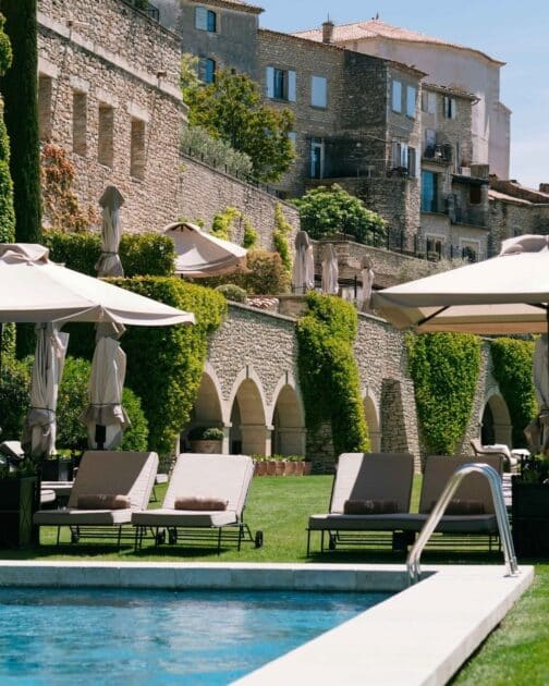 Ce restaurant de Provence-Alpes-Côte d'Azur possède l'une des plus belles terrasses d'Europe 3 airelles gordes la bastide