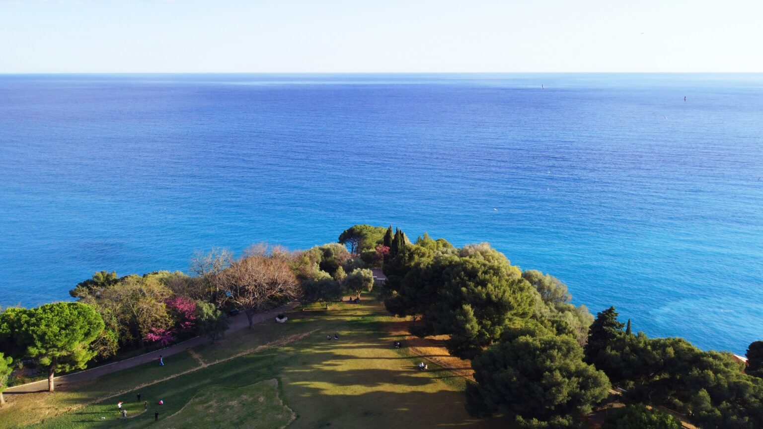 Méditerranée. Année de la mer : artistes, spectacles… Nice veut mettre « la culture au service des océans » colline du château Nice Mer