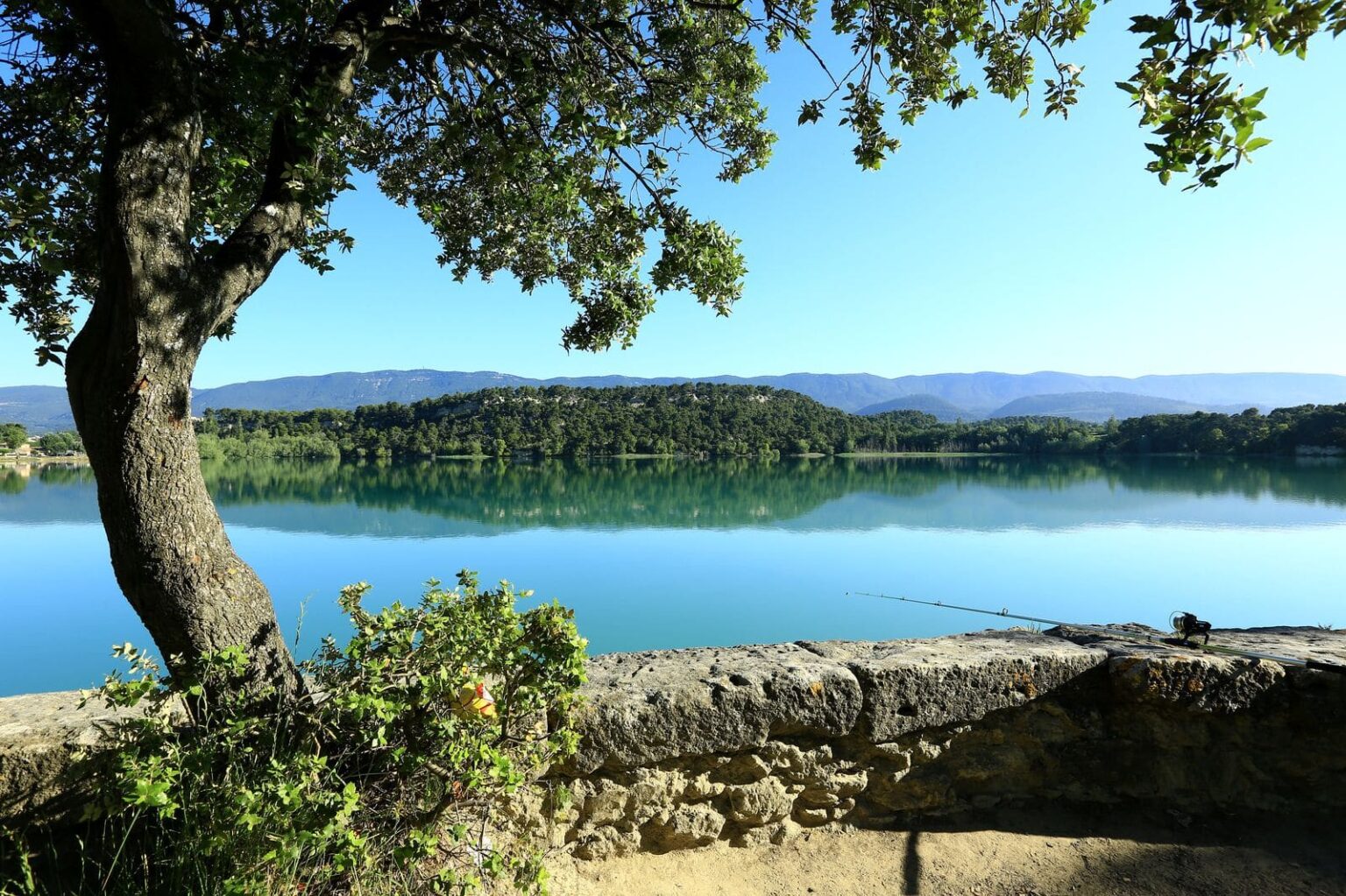 Provence-Alpes-Côte d’Azur : ce magnifique étang du Vaucluse est parfait pour la baignade Camille Moirenc pour lOT Luberon Cote Sud