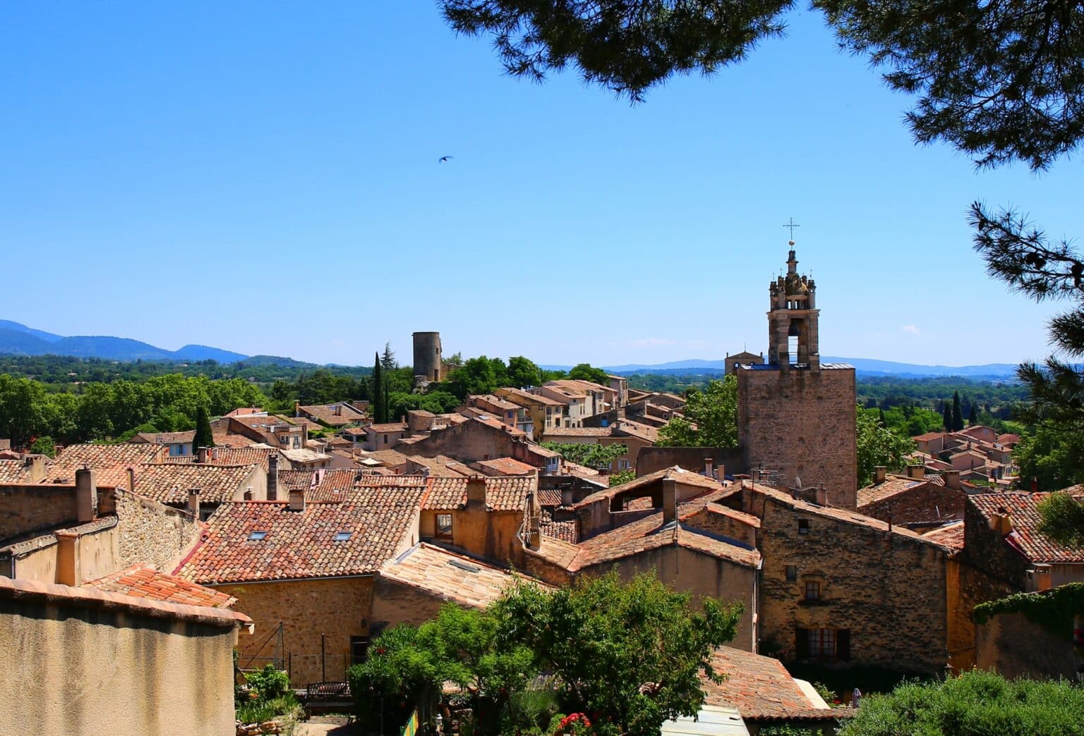 Provence-Alpes-Côte d’Azur : dans le Vaucluse, ce village fortifié va vous en mettre plein la vue Depositphotos 486426192 L