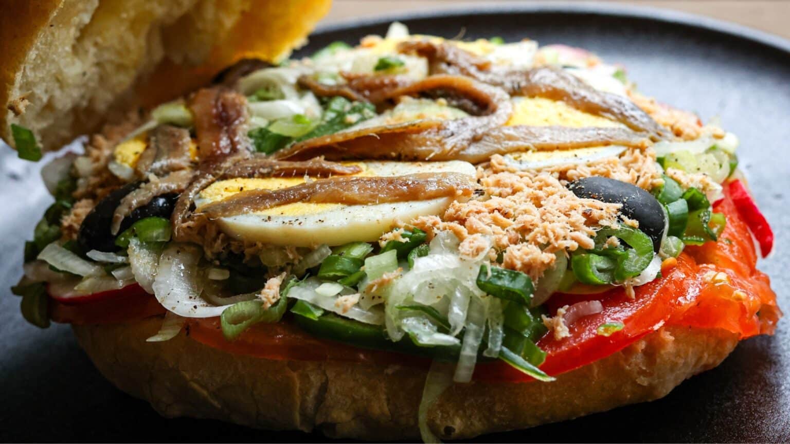 Grande fierté, Nice se hisse dans les 15 meilleures villes du monde pour sa cuisine locale, distinguée par le palmarès international « Taste Atlas » Pan bagnat 1