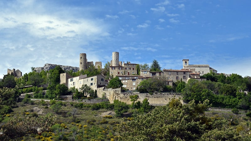 Provence-Alpes-Côte d’Azur : les sublimes ruelles de cette cité du Var se découvrent… à 1 km d’altitude ! 27402153046 ba060bf313 c