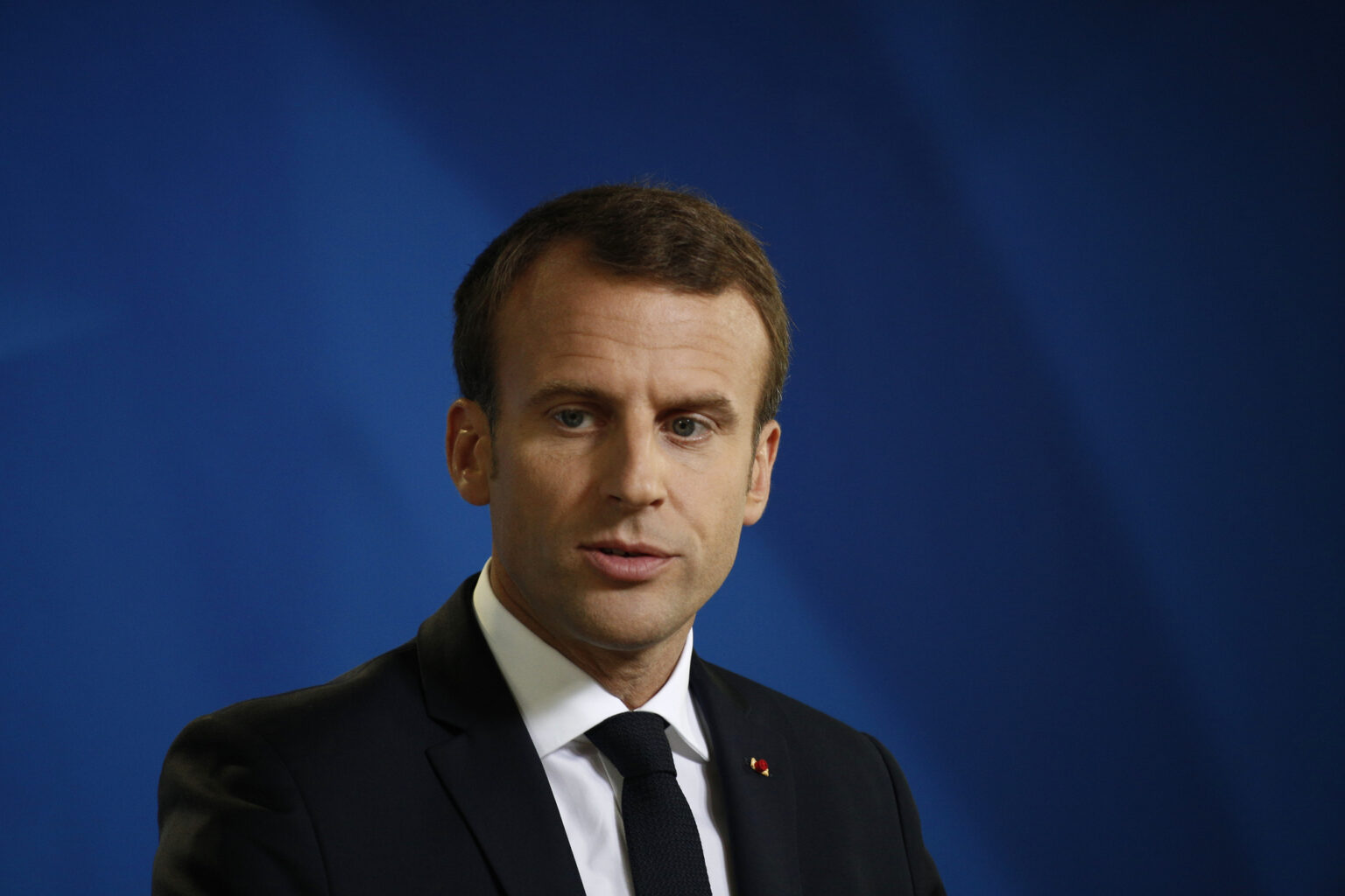 Depuis Nice, Emmanuel Macron loin d’écarter tout à fait une nouvelle dissolution, malgré le désordre politique entraîné par la première emmanuel Macron