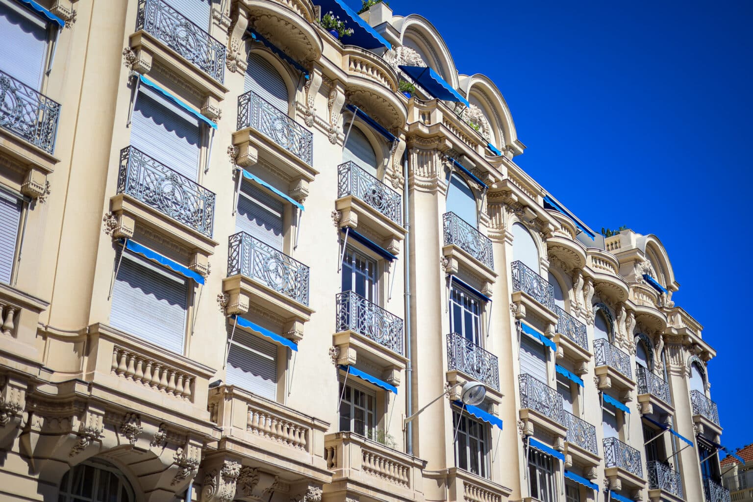 Nice : 7 anecdotes que vous ignoriez sans doute sur les splendides palais de cette rue du centre-ville 4D2A3357 2