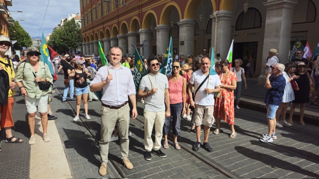 Dans les rues, mobilisation mitigée contre Emmanuel Macron : 1000 personnes à Nice GW3pLsHWsAAfNJ3