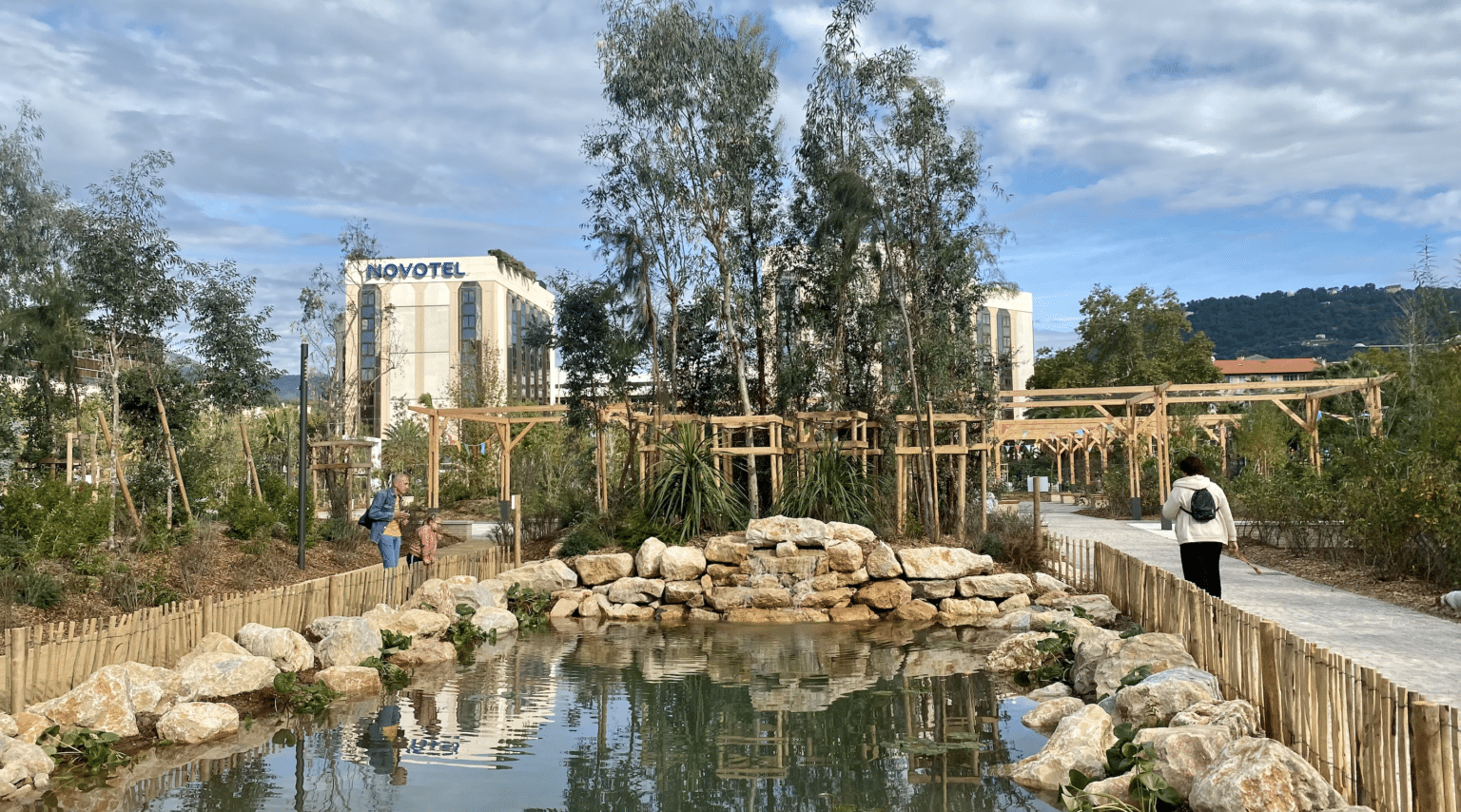 À Nice, un pan de la nouvelle coulée verte inauguré sur 6000 m2, quartier Riquier : « la ville-jardin, moi, j’adhère ! » Capture decran 2024 10 21 a 16.02.39