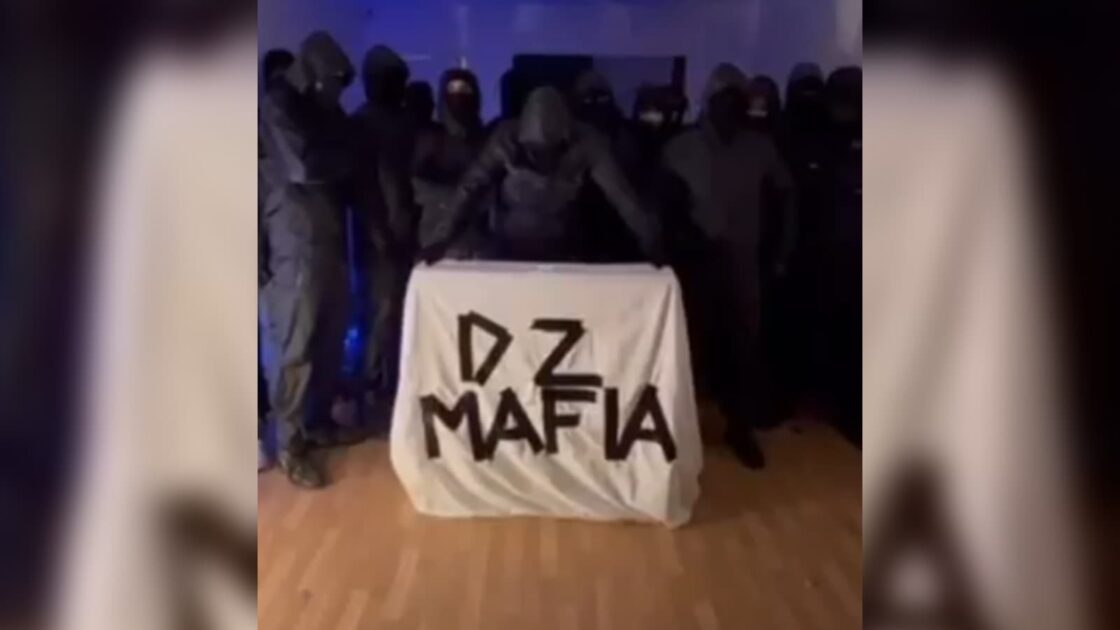 Région : l’organisation criminelle « DZ Mafia » a-t-elle vraiment diffusé une allocution vidéo ? Une enquête de police ouverte à Marseille Dans une video de revendication la DZ Mafia assure le 9 octobre 2024 n avoir aucun lien avec deux meurtres survenus a Marseille sur fond de narcotrafic 1953151