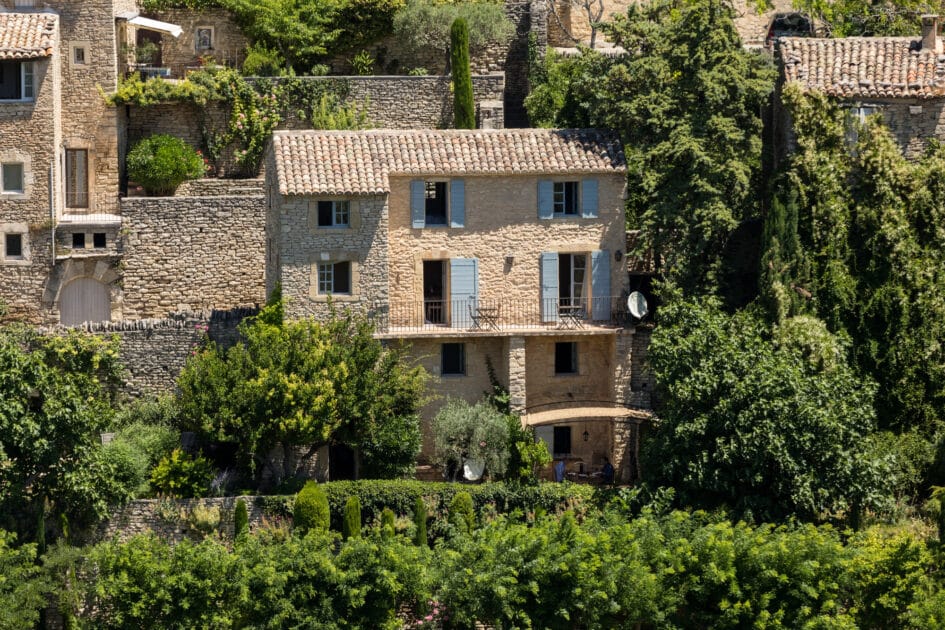 Quelles stars ont acheté des châteaux et domaines en Provence-Alpes-Côte d’Azur ? gordes provence