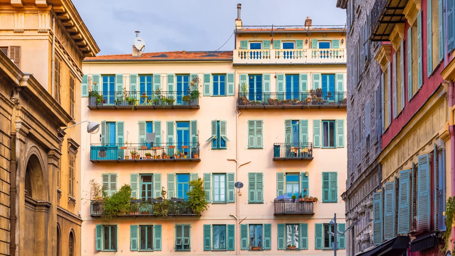 Acheter un appartement sur la Côte d’Azur : Nice, Grasse, Menton… Voici les prix de l’immobilier en novembre, avec notre baromètre en direct immeuble immobilier Nice