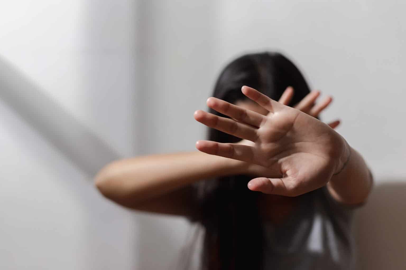 Agressions sexuelles, suicides forcés… Voici les derniers chiffres des violences faites aux femmes : « Près de la moitié des affaires classées sans suite » violence femmes