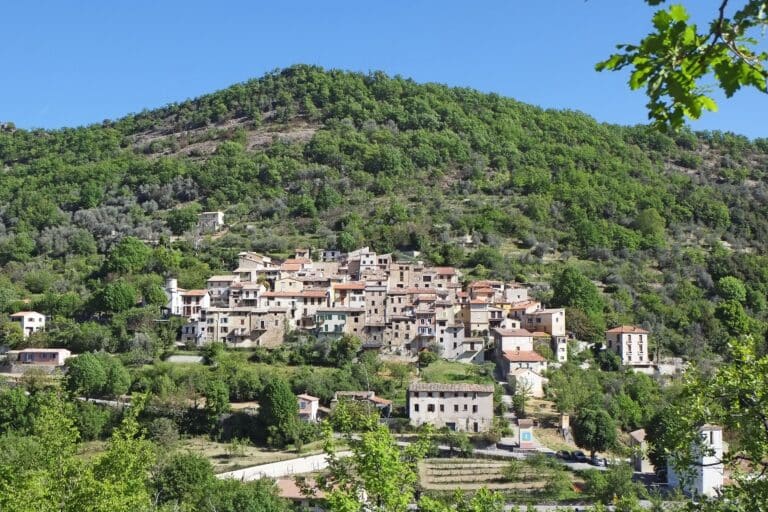 Vue orientee nord du village de Consegudes au milieu du printemps