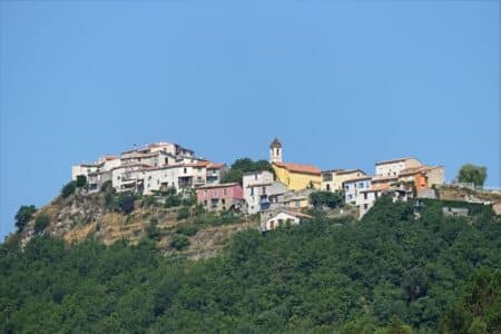 Vue du village de Tourette du Chateau depuis la route de Gilette ete