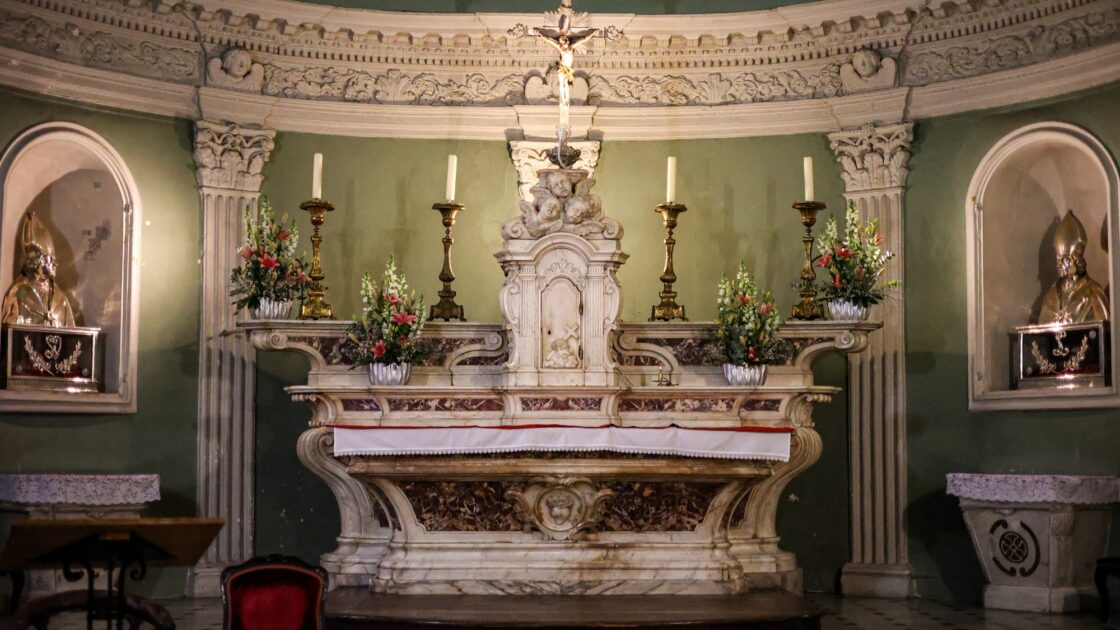 "Elle attire 30.000 visiteurs chaque année": la plus petite cathédrale de France se découvre près de Nice, un guide nous livre son histoire et ses secrets 3 7 1